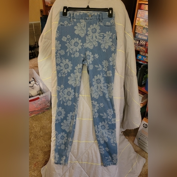 Time and Tru Denim - Time and Tru Fashion Jegging Flower Denim Stretch Skinny XS (0-2) Pants